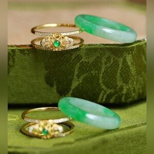 NIB Elegant Green Jade Inlaid Metal & Cubic Zirconia Ring